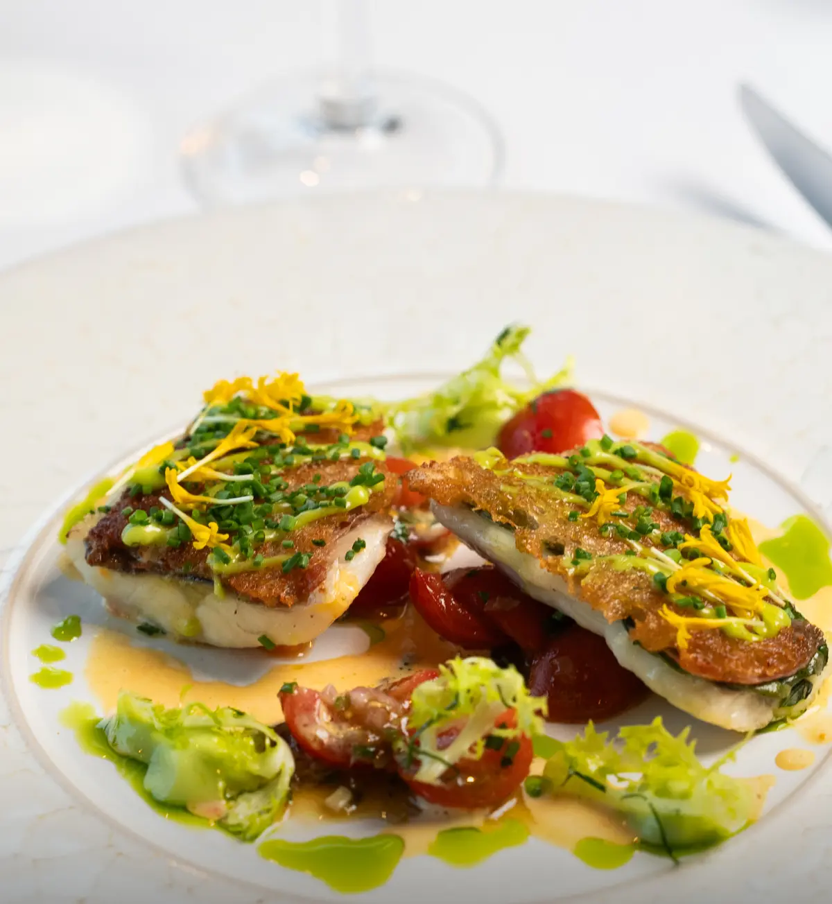 Gegrilde vis met een frisse salade van groenten en kruiden