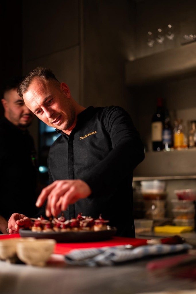 Freelance bedieningsmedewerker aan het werk in een restaurant in Maastricht