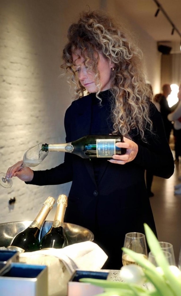 Freelance bedieningsmedewerker van Chefs Connect schenkt champagne tijdens een receptie