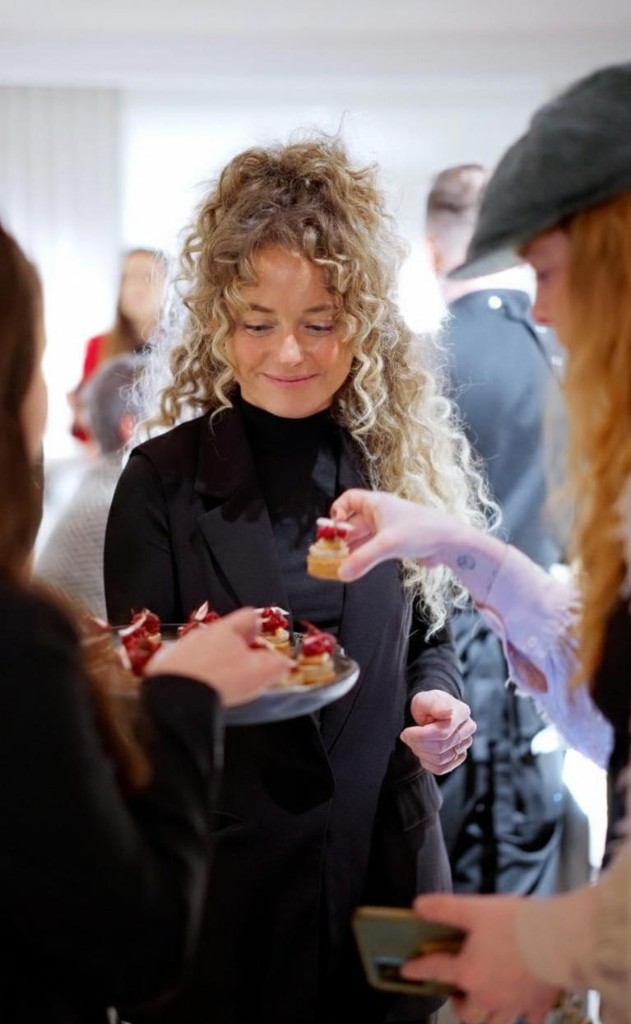 Freelance bedieningsmedewerker van Chefs Connect serveert hapjes tijdens een receptie