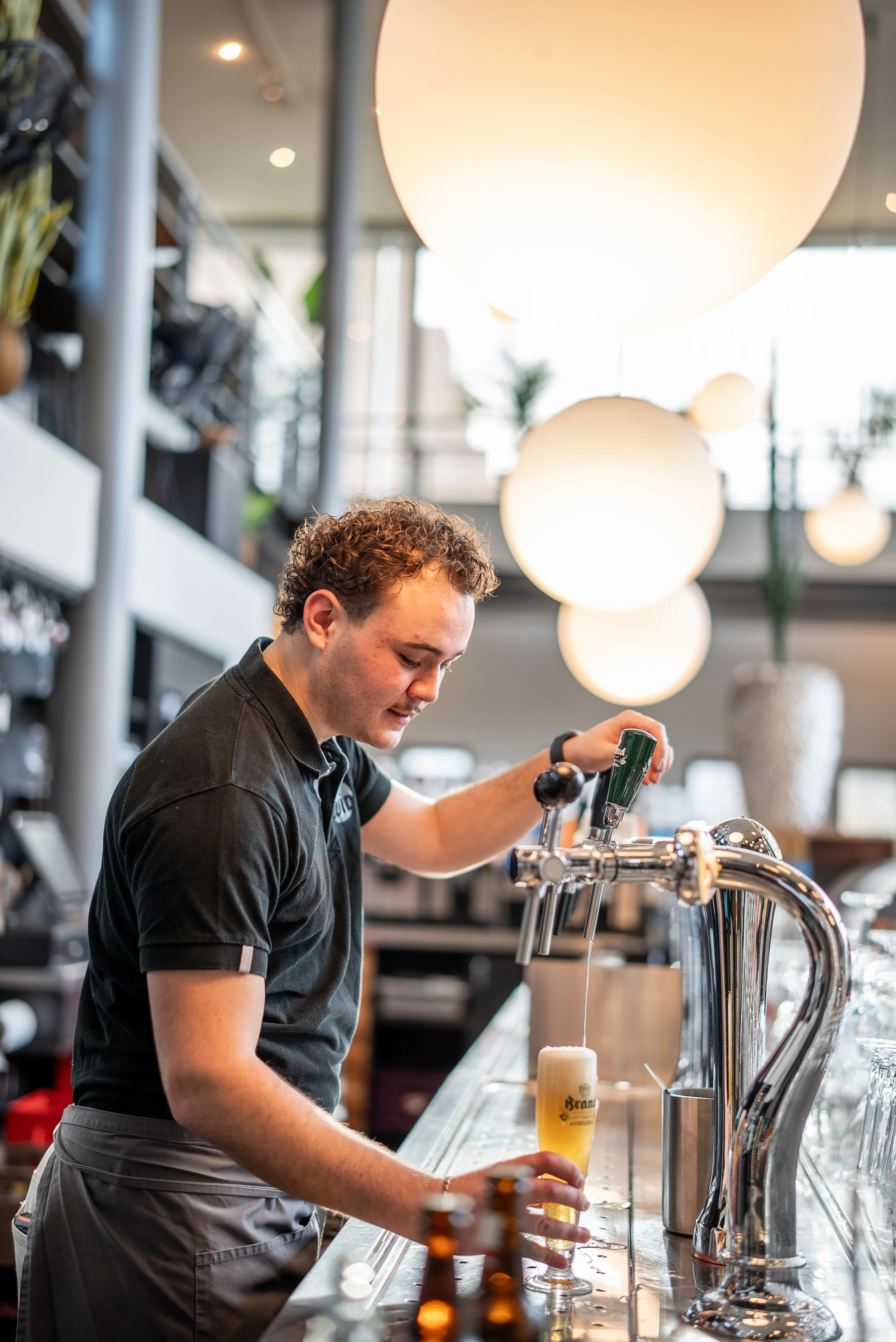 Freelance bedieningsmedewerker van Chefs Connect aan het werk in Maastricht